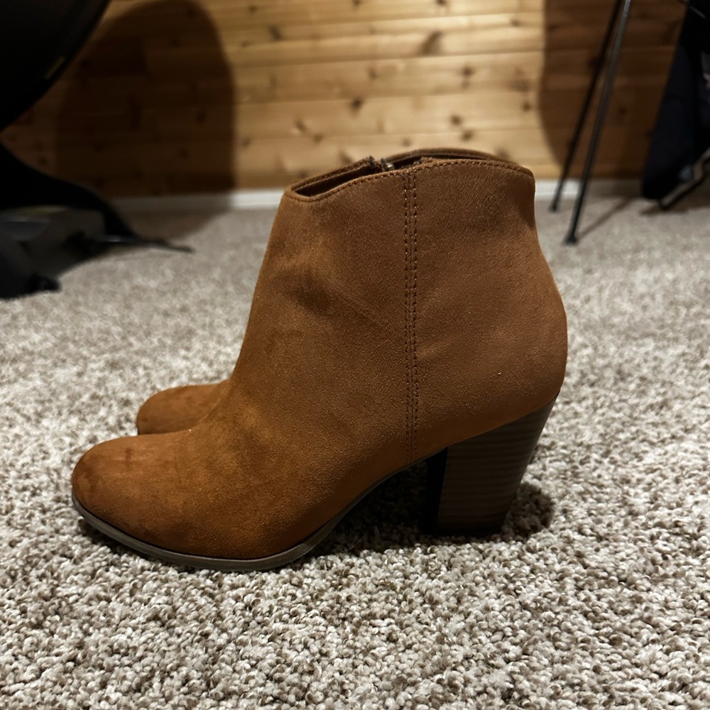 Old Navy Tan Bootie size 8